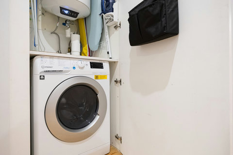 The apartment is equipped with a washing / drying machine. We provide easy instructions (https://go.lemonn.pt/Washing), detergent capsules, drying and heated racks, iron, and ironing board
