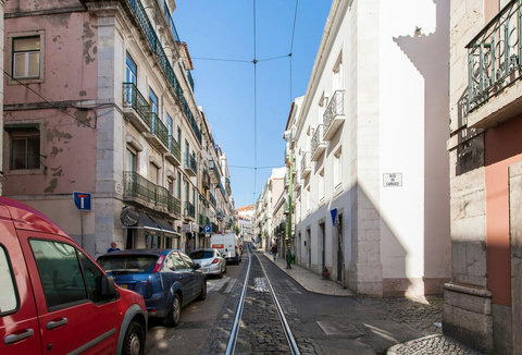 The apartment is directly on the historical E28 Tram line 