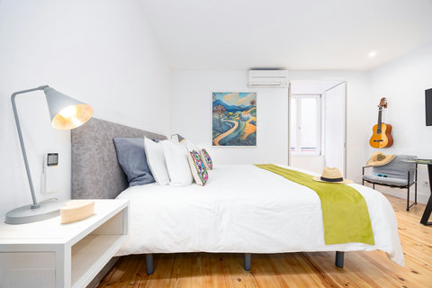 Extra comfortable king-size bed (71x79 inch = 180x200cm). High end mattress with a high-quality comforter (topper) and top quality linen. 4 Luxury Pillows (30x20inch = 76cm x51cm) : 2 Goose Down Pillows + 2 Polyester Pillows
