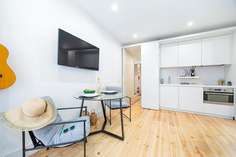 Fully equipped kitchen with appliances (fridge/freezer, dishwasher, microwave oven, toaster, coffee machine, kettle, and juicer).
