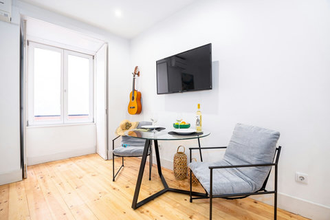Studio apartment central Lisbon. King size comfortable bed, air-conditioner (Hot and Cold), fully equipped kitchen, marble bathroom with 24 hour high pressure hot water and free toiletries. Smart TV with free cable channels