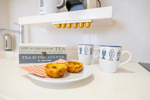 Fully equipped kitchen with appliances (fridge/freezer, dishwasher, microwave oven, toaster, coffee machine, kettle, and juicer).
