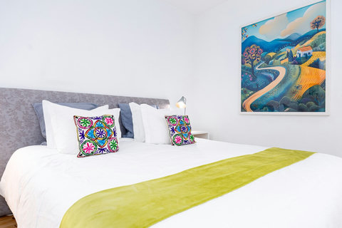Extra comfortable king-size bed (71x79 inch = 180x200cm). High end mattress with a high-quality comforter (topper) and top quality linen. 4 Luxury Pillows (30x20inch = 76cm x51cm) : 2 Goose Down Pillows + 2 Polyester Pillows
