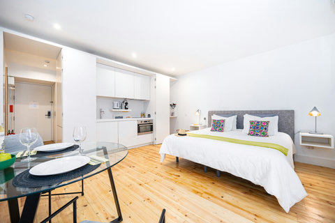 Studio apartment central Lisbon. King size comfortable bed, air-conditioner (Hot and Cold), fully equipped kitchen, marble bathroom with 24 hour high pressure hot water and free toiletries. Smart TV with free cable channels
