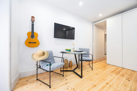 Studio apartment central Lisbon. King size comfortable bed, sofa, air-con, fully equipped kitchen, marble bathroom with 24 hour high pressure hot water and free toiletries. Smart TV with free cable channels