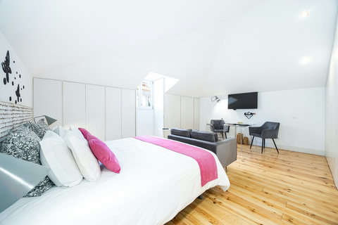 King size comfortable bed, sofa bed, air-conditioning, fully equipped kitchen, marble bathroom,  24 hour high pressure hot water, free toiletries, smart TV - free channels, coffee maker (free coffee and tea) and free internet