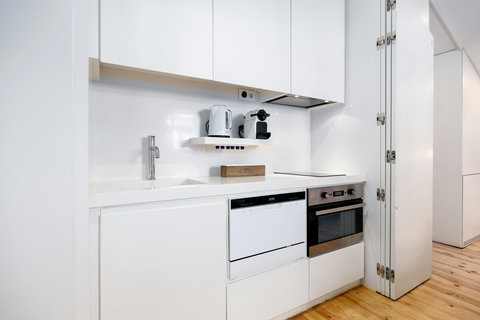Fully equipped kitchen with appliances (fridge/freezer, dishwasher, microwave oven, toaster, coffee machine, kettle, and juicer).