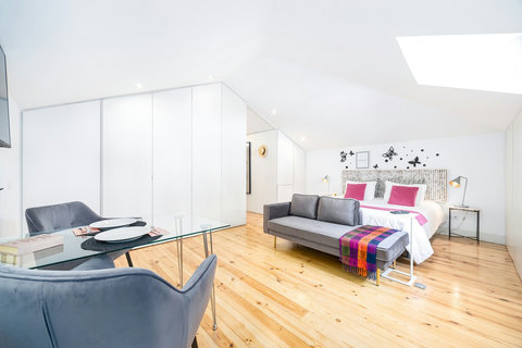 King size comfortable bed, sofa bed, air-conditioning, fully equipped kitchen, marble bathroom,  24 hour high pressure hot water, free toiletries, smart TV - free channels, coffee maker (free coffee and tea) and free internet