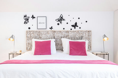 Extra comfortable king-size bed (71x79 inch = 180x200cm). 
High end mattress with top quality linen. 
4 Luxury Pillows (30x20inch = 76cm x51cm) : 2 Goose Down Pillows + 2 Polyester Pillows.