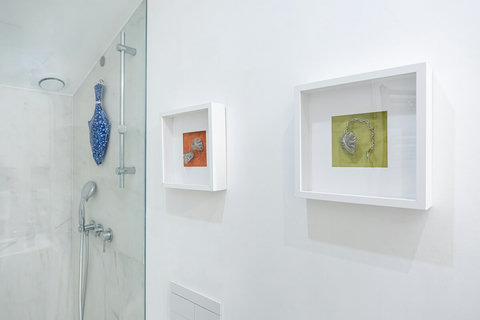 Marble bathroom with walk-in rain shower. High water pressure and hot water around the clock. Toilet, bidet, washbasin and hair dryer.   Free toiletries : hand soap, shampoo, conditioner, and body soap and toilet paper.  Free quality towels.