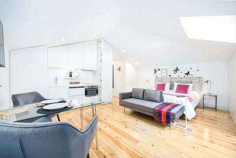 King size comfortable bed, sofa bed, air-conditioning, fully equipped kitchen, marble bathroom,  24 hour high pressure hot water, free toiletries, smart TV - free channels, coffee maker (free coffee and tea) and free internet