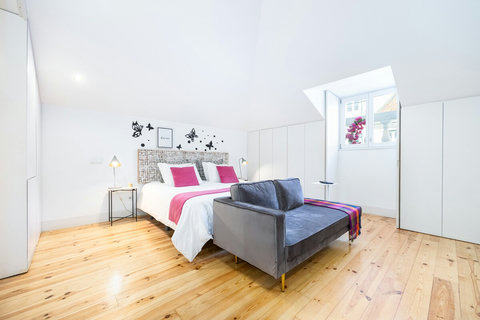 King size comfortable bed, sofa bed, air-conditioning, fully equipped kitchen, marble bathroom,  24 hour high pressure hot water, free toiletries, smart TV - free channels, coffee maker (free coffee and tea) and free internet