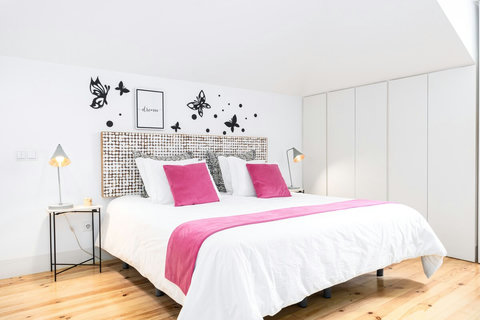 Extra comfortable king-size bed (71x79 inch = 180x200cm). 
High end mattress with top quality linen. 
4 Luxury Pillows (30x20inch = 76cm x51cm) : 2 Goose Down Pillows + 2 Polyester Pillows.