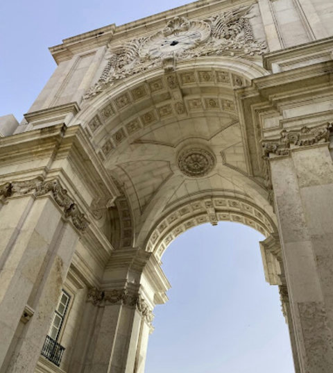 Lisbon attractions  (Praça do Comércio & O Arco de Augusta) are all within close proximity to the apartment