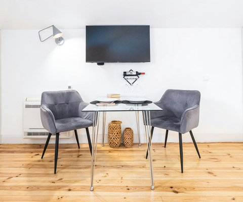 Dining table with fully equipped kitchen