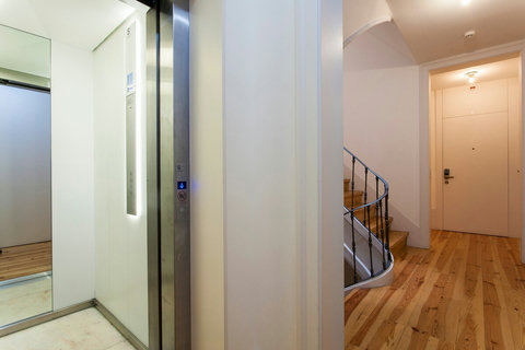 Apartment is on 3rd floor. Elevator (Lift) is available. Only 2 steps to enter the building. 

The apartment has no steps inside