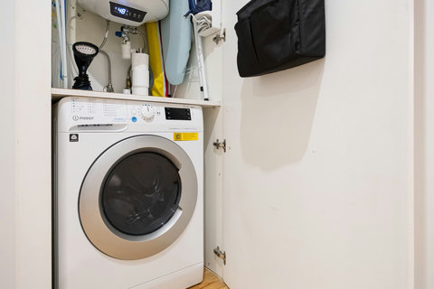 The apartment is equipped with a washing / drying machine.  

We provide easy user instructions, detergent capsules, drying and heated racks, iron, and ironing board. 

See details at https://go.lemonn.pt/Washing