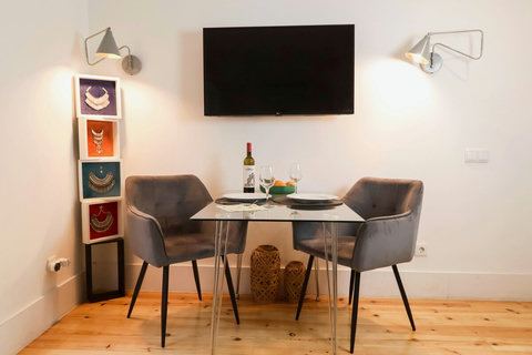 Dining table with fully equipped kitchen. Smart TV - free channels, coffee maker (free coffee and tea) and free internet
