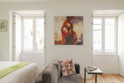 Large studio apartment with lots of natural light in central Lisbon. King size comfortable bed, sofa, air-con, fully equipped kitchen, marble bathroom with 24 hour high pressure hot water and free toiletries. Smart TV with free cable channels