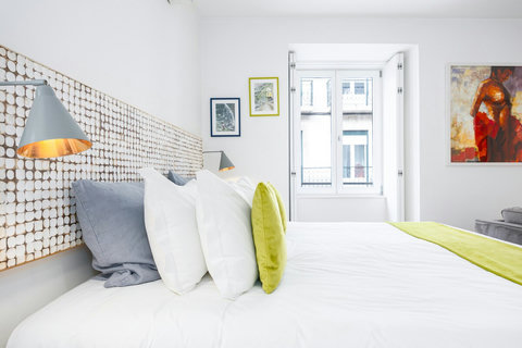 Extra comfortable king-size bed (71x79 inch = 180x200cm). 

High end mattress with a high-quality comforter (topper) and top quality linen.  

4 Luxury Pillows (30x20inch = 76cm x51cm) : 2 Goose Down Pillows + 2  Polyester Pillows 