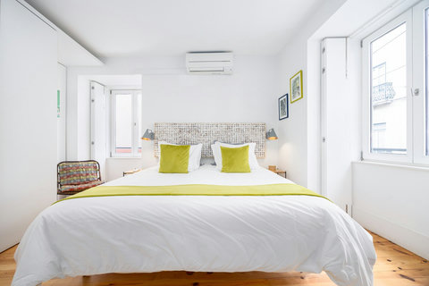 Extra comfortable king-size bed (71x79 inch = 180x200cm). 

High end mattress with a high-quality comforter (topper) and top quality linen.  

4 Luxury Pillows (30x20inch = 76cm x51cm) : 2 Goose Down Pillows + 2  Polyester Pillows 
