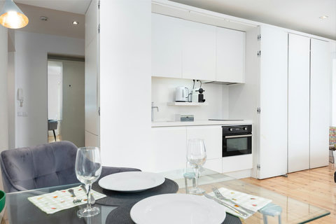 Fully equipped kitchen with appliances (fridge/freezer, dishwasher, microwave oven, toaster, coffee machine, kettle, and juicer).