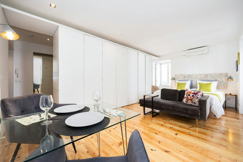 Large studio apartment with lots of natural light in central Lisbon. King size comfortable bed, sofa, air-con, fully equipped kitchen, marble bathroom with 24 hour high pressure hot water and free toiletries. Smart TV with free cable channels
