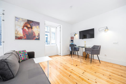 Large studio apartment with lots of natural light in central Lisbon. King size comfortable bed, sofa, air-con, fully equipped kitchen, marble bathroom with 24 hour high pressure hot water and free toiletries. Smart TV with free cable channels