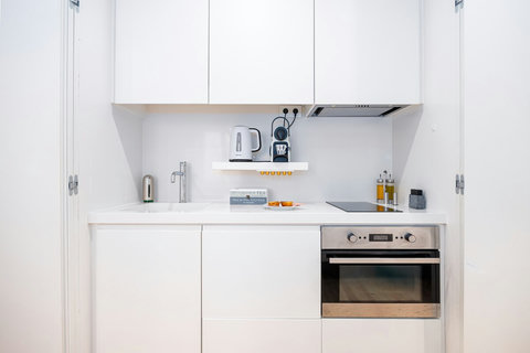 Fully equipped kitchen with appliances (fridge/freezer, dishwasher, microwave oven, toaster, coffee machine, kettle, and juicer).