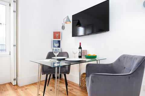 Dining table with fully equipped kitchen. Smart TV - free channels, coffee maker (free coffee and tea) and free internet
