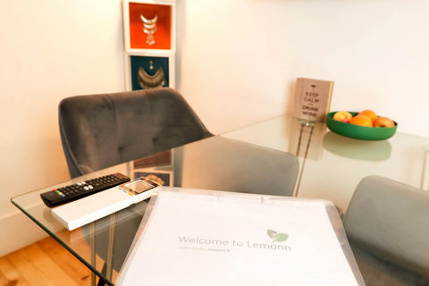 Large studio apartment with lots of natural light in central Lisbon. King size comfortable bed, sofa, air-con, fully equipped kitchen, marble bathroom with 24 hour high pressure hot water and free toiletries. Smart TV with free cable channels