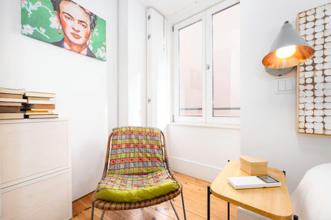 Large studio apartment with lots of natural light in central Lisbon. King size comfortable bed, sofa, air-con, fully equipped kitchen, marble bathroom with 24 hour high pressure hot water and free toiletries. Smart TV with free cable channels