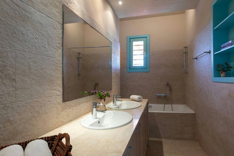 W.C. no 1. The main WC with a bathtub