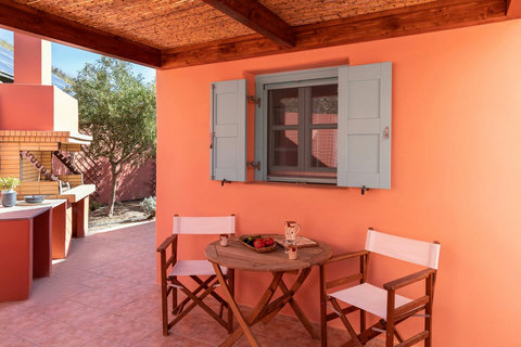 Small breakfast veranda next to bbq