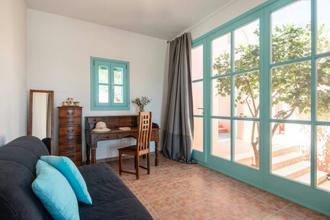 Next to the living room this space can be used as an office but also as a bedroom with a folding sofa