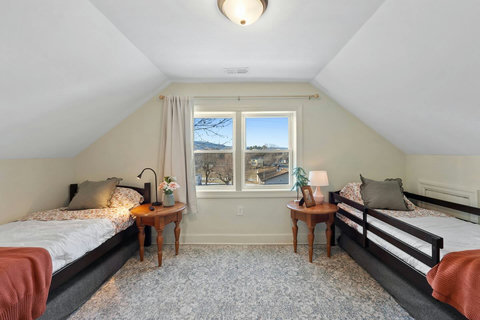 2 twin beds upstairs bedroom
