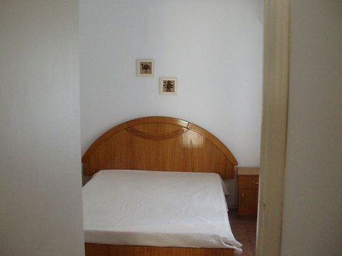 Cama matrimonial en la pieza