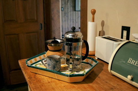 make your tea and coffee in high quality pots.
we offer complementary drip coffee, tea, hot chocolates, oatmeal for breakfast and instant soup 
