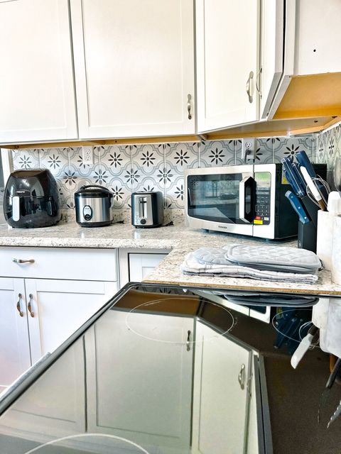 Electric Stove and Small Appliances: Microwave, Toaster, Rice Cooker, Air Fryer & Blender