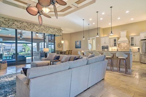 Spacious living & dining areas for a group
