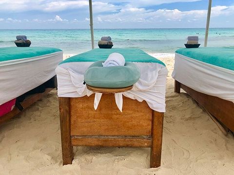 Cheap beach massage in town 