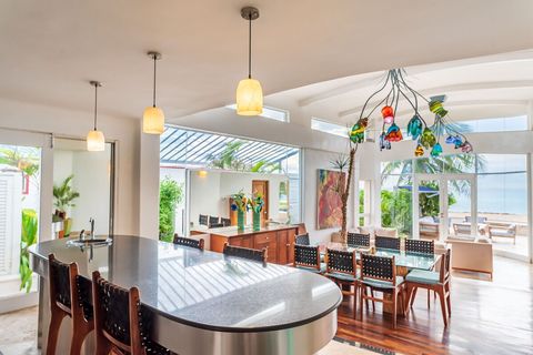 Kitchen with breakfast bar