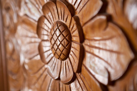 - Zoom in on timeless craftsmanship, this carved flower brings rustic soul to modern comfort
- Each petal tells a story, making your stay feel thoughtful and one of a kind
- Subtle design gem guests love spotting and snapping