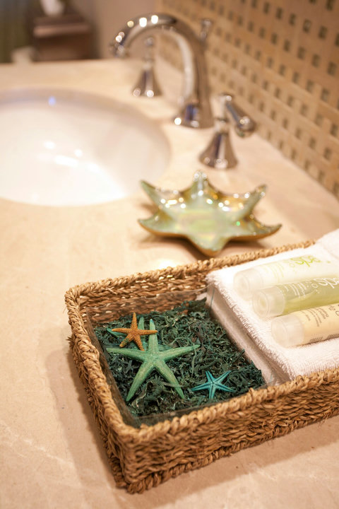 - Complimentary spa essentials, neatly arranged for a refreshing experience
- Starfish decor & textured greenery bring a subtle coastal charm to the counter
- Soft towels & essential toiletries await your arrival, every detail thoughtfully curated