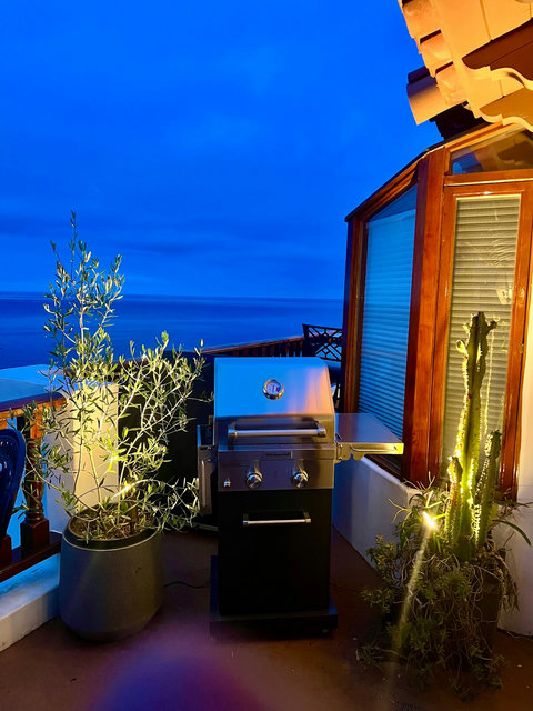 - Grill under twilight skies with sea views that shimmer beyond a garden of cactus and olive
- Golden light, a sizzling flame, and the scent of salt air make every BBQ magical
- Your perfect evening begins right here, cozy, coastal, and candlelit
