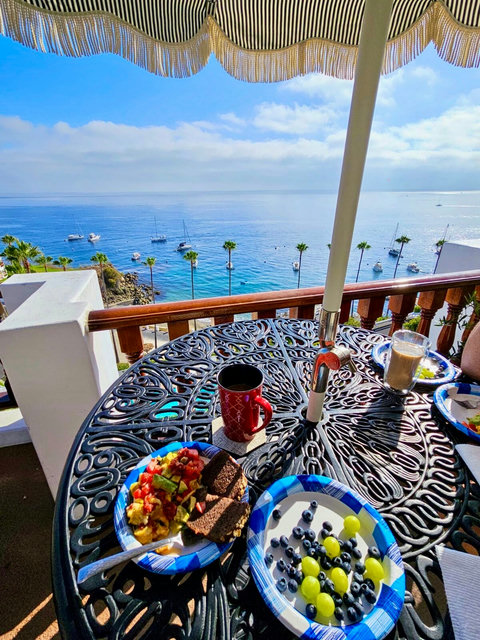 - Wake up to ocean sparkles & tropical breezes as you dine with the horizon at your feet
- Fresh fruit, hot coffee, & that unmatched seaside serenity, breakfast never felt so blissful
- Every bite comes with a postcard perfect view & coastal calm