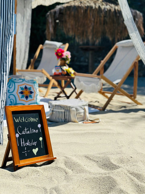 A cheerful “Welcome Catalina Holiday” sign sets the tone for a relaxed, personalized beach retreat.