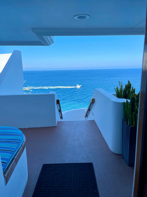 - Step outside to a view so stunning, it feels like walking into a postcard
- Sip morning coffee or evening wine as boats cut across the sparkling sea
- Peaceful, private, and perfect for capturing dreamy coastal vibes


