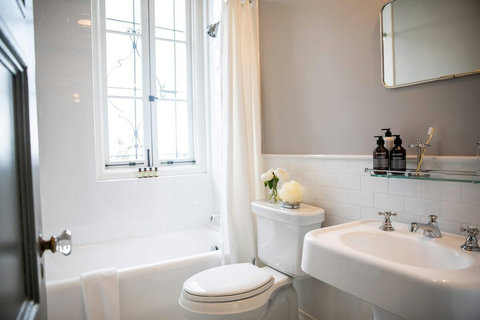1920s Vintage style bathroom with bathtub