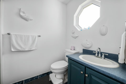 Pool shower room. H2O Infuse amenities.